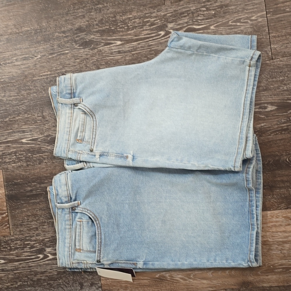 Cool off in Gloria Vanderbilt's relaxed denim shorts various sizes - Picture 9 of 9